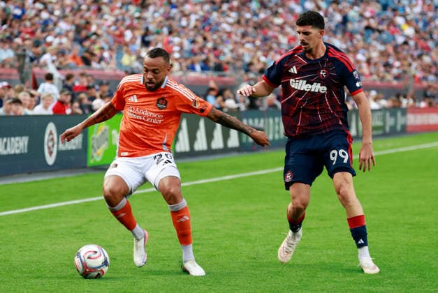FOXBOROUGH, MA - AUGUST 08: Guilherme Santos 20 of the Houston Dynamo FC moves from Dor Turgeman 99 of the New England Revolution during a match between the New England Revolution and Houston Dynamo FC on August 8, 2026, at Gillette Stadium in Foxborough, Massachusetts. (Photo by Fred Kfoury III Icon Sportswire) SOCCER: AUG 08 MLS, Fussball Herren, USA New England Revolution vs Houston Dynamo FC EDITORIAL USE ONLY Icon482260808026