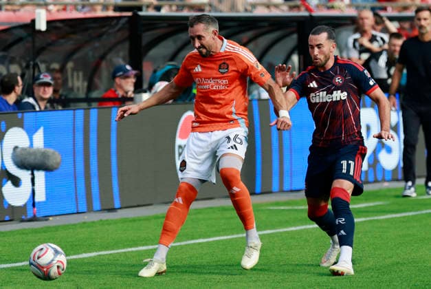 FOXBOROUGH, MA - AUGUST 08: Hector Herrera 16 of the Houston Dynamo FC plays the ball from Jack Harrison 11 of the New England Revolution during a match between the New England Revolution and Houston Dynamo FC on August 8, 2026, at Gillette Stadium in Foxborough, Massachusetts. (Photo by Fred Kfoury III Icon Sportswire) SOCCER: AUG 08 MLS, Fussball Herren, USA New England Revolution vs Houston Dynamo FC EDITORIAL USE ONLY Icon482260808027