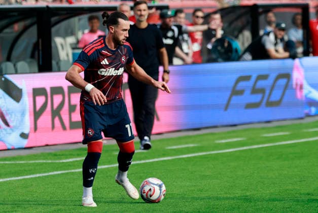 FOXBOROUGH, MA - AUGUST 08: Jack Harrison 11 of the New England Revolution holds the ball on the wing during a match between the New England Revolution and Houston Dynamo FC on August 8, 2026, at Gillette Stadium in Foxborough, Massachusetts. (Photo by Fred Kfoury III Icon Sportswire) SOCCER: AUG 08 MLS, Fussball Herren, USA New England Revolution vs Houston Dynamo FC EDITORIAL USE ONLY Icon482260808028
