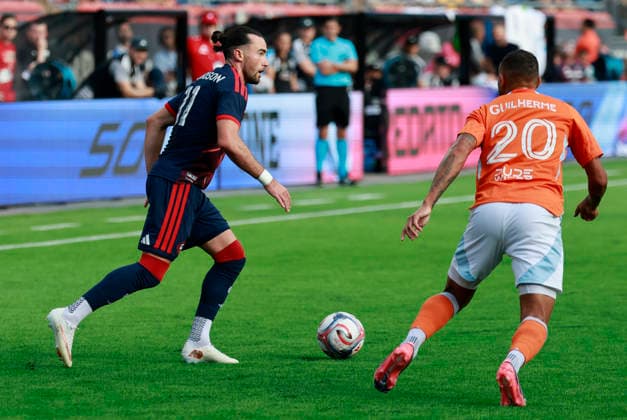 FOXBOROUGH, MA - AUGUST 08: Lawrence Ennali 11 of the Houston Dynamo FC looks inside watched by Guilherme Santos 20 of the Houston Dynamo FC during a match between the New England Revolution and Houston Dynamo FC on August 8, 2026, at Gillette Stadium in Foxborough, Massachusetts. (Photo by Fred Kfoury III Icon Sportswire) SOCCER: AUG 08 MLS, Fussball Herren, USA New England Revolution vs Houston Dynamo FC EDITORIAL USE ONLY Icon482260808029