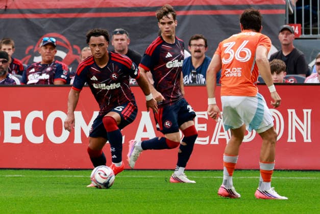 FOXBOROUGH, MA - AUGUST 08: Peyton Miller 25 of the New England Revolution plays the ball during a match between the New England Revolution and Houston Dynamo FC on August 8, 2026, at Gillette Stadium in Foxborough, Massachusetts. (Photo by Fred Kfoury III Icon Sportswire) SOCCER: AUG 08 MLS, Fussball Herren, USA New England Revolution vs Houston Dynamo FC EDITORIAL USE ONLY Icon482260808030