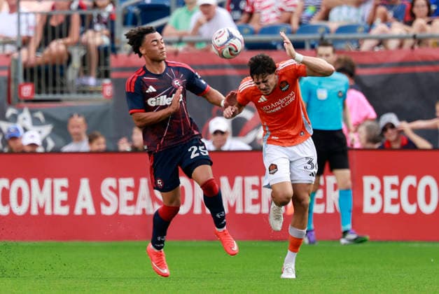 FOXBOROUGH, MA - AUGUST 08: Felipe Andrade 36 of the Houston Dynamo FC heads the ball from Peyton Miller 25 of the New England Revolution during a match between the New England Revolution and Houston Dynamo FC on August 8, 2026, at Gillette Stadium in Foxborough, Massachusetts. (Photo by Fred Kfoury III Icon Sportswire) SOCCER: AUG 08 MLS, Fussball Herren, USA New England Revolution vs Houston Dynamo FC EDITORIAL USE ONLY Icon482260808032