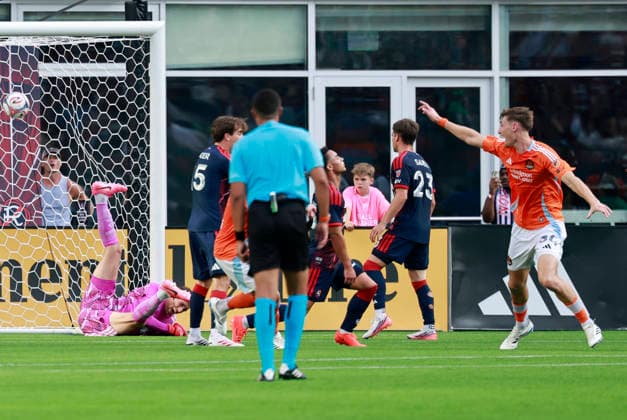 FOXBOROUGH, MA - AUGUST 08: Agustin Resch 34 of the Houston Dynamo FC reacts as his header hits th back of the net during a match between the New England Revolution and Houston Dynamo FC on August 8, 2026, at Gillette Stadium in Foxborough, Massachusetts. (Photo by Fred Kfoury III Icon Sportswire) SOCCER: AUG 08 MLS, Fussball Herren, USA New England Revolution vs Houston Dynamo FC EDITORIAL USE ONLY Icon482260808033