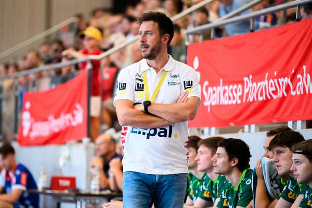 Altensteig: SCup - 26 27 - Frisch Auf Goeppingen - HBW Balingen Trainer Ben Matschke (Goeppingen) Altensteig Eichwaldhalle Baden-Württemberg Deutschland *** Altensteig SCup 26 27 Frisch Auf Göppingen HBW Balingen Coach Ben Matschke Göppingen Altensteig Eichwaldhalle Baden-Württemberg Germany