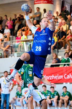 Altensteig: SCup - 26 27 - Frisch Auf Goeppingen - HBW Balingen Tobias Heinzelmann (HBW Balingen) Altensteig Eichwaldhalle Baden-Württemberg Deutschland *** Altensteig SCup 26 27 Frisch Auf Göppingen HBW Balingen Tobias Heinzelmann HBW Balingen Altensteig Eichwaldhalle Baden-Württemberg Germany