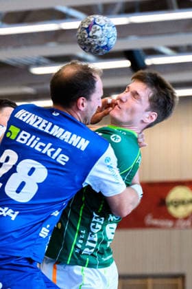 Altensteig: SCup - 26 27 - Frisch Auf Goeppingen - HBW Balingen v. li. im Zweikampf Tobias Heinzelmann (HBW Balingen) und Oskar Neudeck (Goeppingen) Altensteig Eichwaldhalle Baden-Württemberg Deutschland *** Altensteig SCup 26 27 Frisch Auf Göppingen vs. HBW Balingen (from left): Tobias Heinzelmann (HBW Balingen) and Oskar Neudeck (Göppingen) in a one-on-one battle; Altensteig Eichwaldhalle, Baden-Württemberg, Germany