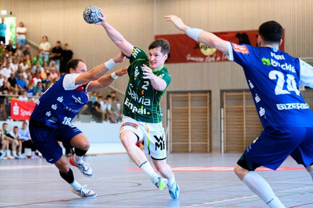 Altensteig: SCup - 26 27 - Frisch Auf Goeppingen - HBW Balingen v.li. Tobias Heinzelmann (HBW Balingen), Oskar Neudeck (Goeppingen) Altensteig Eichwaldhalle Baden-Württemberg Deutschland *** Altensteig SCup 26 27 Frisch Auf Göppingen HBW Balingen (from left): Tobias Heinzelmann (HBW Balingen), Oskar Neudeck (Göppingen), Altensteig, Eichwaldhalle, Baden-Württemberg, Germany