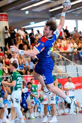 Altensteig: SCup - 26 27 - Frisch Auf Goeppingen - HBW Balingen Stefan Bauer (Balingen) Altensteig Eichwaldhalle Baden-Württemberg Deutschland *** Altensteig SCup 26 27 Frisch Auf Göppingen HBW Balingen Stefan Bauer Balingen Altensteig Eichwaldhalle Baden-Württemberg Germany