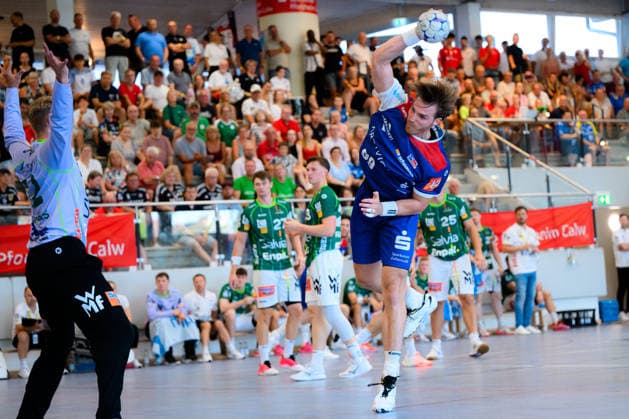 Altensteig: SCup - 26 27 - Frisch Auf Goeppingen - HBW Balingen v.li. Torhueter Kristian Saeveras (Goeppingen), Stefan Bauer (Balingen) Altensteig Eichwaldhalle Baden-Württemberg Deutschland *** Altensteig SCup 26 27 Frisch Auf Göppingen HBW Balingen (from left): Goalkeeper Kristian Saeveras (Göppingen), Stefan Bauer (Balingen), Altensteig, Eichwaldhalle, Baden-Württemberg, Germany