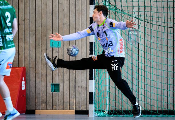 Altensteig: SCup - 26 27 - Frisch Auf Goeppingen - HBW Balingen Torhueter Julian Buchele (Goeppingen) Altensteig Eichwaldhalle Baden-Württemberg Deutschland *** Altensteig SCup 26 27 Frisch Auf Göppingen HBW Balingen Goalkeeper Julian Buchele Göppingen Altensteig Eichwaldhalle Baden-Württemberg Germany