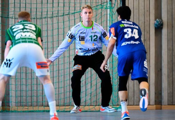 Altensteig: SCup - 26 27 - Frisch Auf Goeppingen - HBW Balingen Torhueter Kristian Saeveras (Goeppingen), Yonatan Dayan (Balingen) Altensteig Eichwaldhalle Baden-Württemberg Deutschland *** Altensteig SCup 26 27 Frisch Auf Göppingen HBW Balingen Goalkeepers: Kristian Saeveras (Göppingen), Yonatan Dayan (Balingen) Altensteig Eichwaldhalle Baden-Württemberg Germany