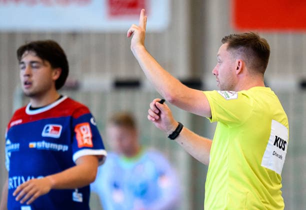 Altensteig: SCup - 26 27 - Frisch Auf Goeppingen - HBW Balingen Schiedsrichter Andre Kolb Altensteig Eichwaldhalle Baden-Württemberg Deutschland *** Altensteig SCup 26 27 Frisch Auf Göppingen HBW Balingen Referee Andre Kolb Altensteig Eichwaldhalle Baden-Württemberg Germany