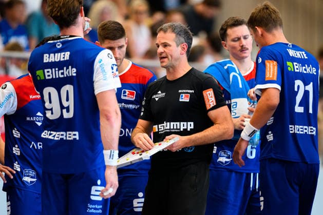 Altensteig: SCup - 26 27 - Frisch Auf Goeppingen - HBW Balingen Trainer Matthias Flohr (HBW Balingen) Altensteig Eichwaldhalle Baden-Württemberg Deutschland *** Altensteig SCup 26 27 Frisch Auf Göppingen HBW Balingen Coach Matthias Flohr HBW Balingen Altensteig Eichwaldhalle Baden-Württemberg Germany