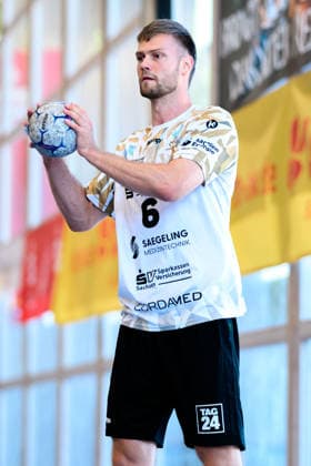 Altensteig: SCup - 26 27 - TSV Altensteig - HC Elbflorenz Julius Meyer-Siebert (Elbflorenz) Altensteig Eichwaldhalle Baden-Württemberg Deutschland *** Altensteig SCup 26 27 TSV Altensteig HC Elbflorenz Julius Meyer Siebert Elbflorenz Altensteig Eichwaldhalle Baden-Württemberg Germany