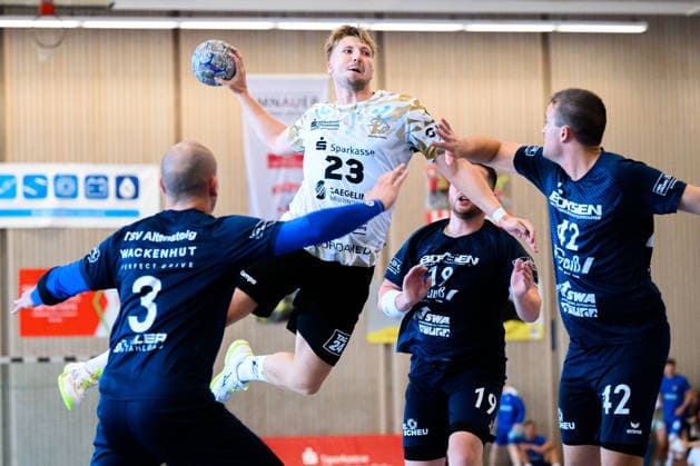 Altensteig: SCup - 26 27 - TSV Altensteig - HC Elbflorenz Ivar Stavast (HC Elbflorenz) Altensteig Eichwaldhalle Baden-Württemberg Deutschland *** Altensteig SCup 26 27 TSV Altensteig HC Elbflorenz Ivar Stavast HC Elbflorenz Altensteig Eichwaldhalle Baden-Württemberg Germany