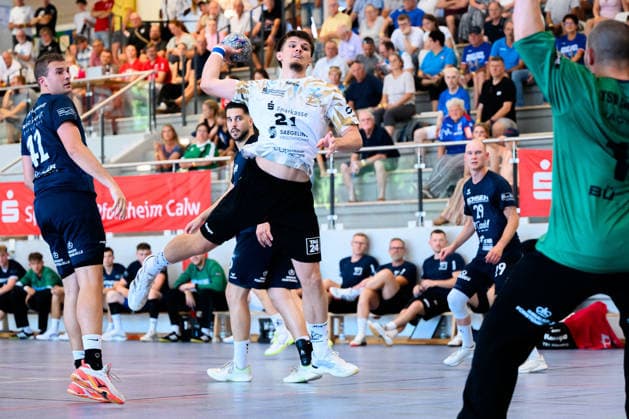Altensteig: SCup - 26 27 - TSV Altensteig - HC Elbflorenz Ediz Aktas (HC Elbflorenz) Altensteig Eichwaldhalle Baden-Württemberg Deutschland *** Altensteig SCup 26 27 TSV Altensteig HC Elbflorenz Ediz Aktas HC Elbflorenz Altensteig Eichwaldhalle Baden-Württemberg Germany