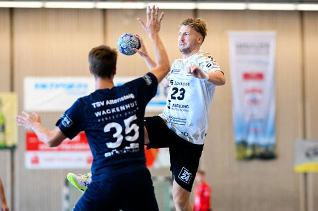 Altensteig: SCup - 26 27 - TSV Altensteig - HC Elbflorenz Ivar Stavast (HC Elbflorenz) Altensteig Eichwaldhalle Baden-Württemberg Deutschland *** Altensteig SCup 26 27 TSV Altensteig HC Elbflorenz Ivar Stavast HC Elbflorenz Altensteig Eichwaldhalle Baden-Württemberg Germany