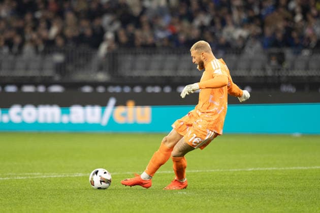 SOCCER JUVENTUS INTER, Juventus goal keeper Michele Di Gregorio 16 goal kick during the soccer exhibition match between Juventus and Inter Milan at Optus Stadium in Perth, Saturday, August, 8, 2026. ( NO ARCHIVING PERTH WESTERN AUSTRALIA AUSTRALIA  Copyright: xINGOxBURKHARDTx 20260809119251328075