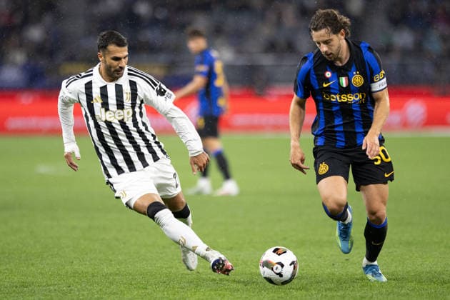 SOCCER JUVENTUS INTER, Juventus Zeki Mehmet Celik 2 attacks Inters Carlos Augusto 50 during the soccer exhibition match between Juventus and Inter Milan at Optus Stadium in Perth, Saturday, August, 8, 2026. ( NO ARCHIVING PERTH WESTERN AUSTRALIA AUSTRALIA  Copyright: xINGOxBURKHARDTx 20260809164102623353