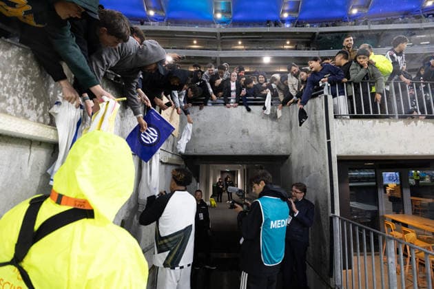 SOCCER JUVENTUS INTER, Juventus Weston James Earl McKennie 22 signs items for fans during the soccer exhibition match between Juventus and Inter Milan at Optus Stadium in Perth, Saturday, August, 8, 2026. ( NO ARCHIVING PERTH WESTERN AUSTRALIA AUSTRALIA  Copyright: xINGOxBURKHARDTx 20260809187600878486