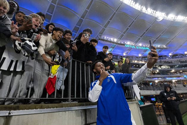 SOCCER JUVENTUS INTER, Juventus captain Lloyd Casius Kelly taking selfie with fans during the soccer exhibition match between Juventus and Inter Milan at Optus Stadium in Perth, Saturday, August, 8, 2026. ( NO ARCHIVING PERTH WESTERN AUSTRALIA AUSTRALIA  Copyright: xINGOxBURKHARDTx 20260809124987461540