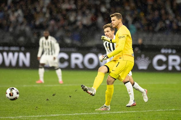 SOCCER JUVENTUS INTER, Inters goal keeper Mattia Perin 1 gets challenged by Juventus attacker during the soccer exhibition match between Juventus and Inter Milan at Optus Stadium in Perth, Saturday, August, 8, 2026. ( NO ARCHIVING PERTH WESTERN AUSTRALIA AUSTRALIA  Copyright: xINGOxBURKHARDTx 20260809140403452082