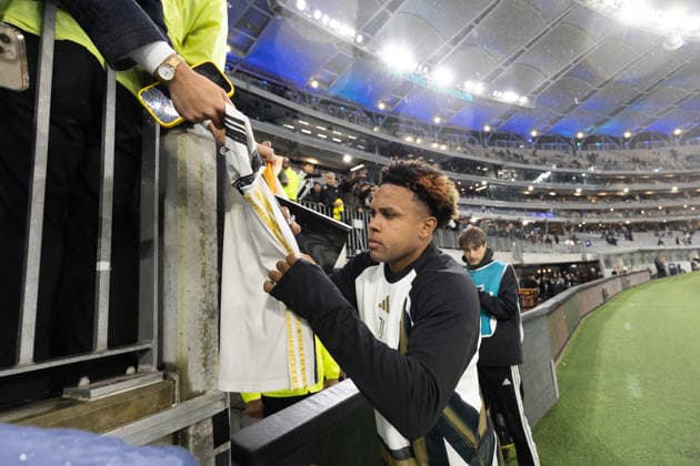 SOCCER JUVENTUS INTER, Juventus Weston James Earl McKennie 22 signs items for fans during the soccer exhibition match between Juventus and Inter Milan at Optus Stadium in Perth, Saturday, August, 8, 2026. ( NO ARCHIVING PERTH WESTERN AUSTRALIA AUSTRALIA  Copyright: xINGOxBURKHARDTx 20260809140984880877