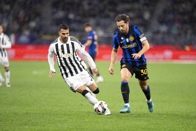 SOCCER JUVENTUS INTER, Juventus Zeki Mehmet Celik 2 attacks Inters Carlos Augusto 50 during the soccer exhibition match between Juventus and Inter Milan at Optus Stadium in Perth, Saturday, August, 8, 2026. ( NO ARCHIVING PERTH WESTERN AUSTRALIA AUSTRALIA  Copyright: xINGOxBURKHARDTx 20260809194839643500
