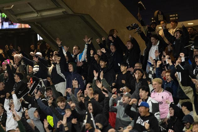SOCCER JUVENTUS INTER, Juventus fan celebrate a goal during the soccer exhibition match between Juventus and Inter Milan at Optus Stadium in Perth, Saturday, August, 8, 2026. ( NO ARCHIVING PERTH WESTERN AUSTRALIA AUSTRALIA  Copyright: xINGOxBURKHARDTx 20260809196626034059