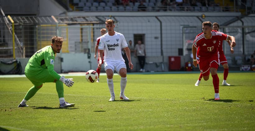 Fussball Regionalliga Bayern 2026 2027 3. Spieltag 08.08.2026 FC Bayern Muenchen II - 1. FC Schweinfurt 1905 David Heindl (re, FC Bayern Muenchen II) erzielt hier das Tor zum 1-0 gegen Torwart Jan Mottl (li, 1. FC Schweinfurt 1905) beobachtet von Johannes Theinhardt (Mitte, 1. FC Schweinfurt 1905) *** Bavarian Regional League Soccer 2026–2027, Matchday 3, August 8, 2026: FC Bayern Munich II 1, FC Schweinfurt 1905 1. David Heindl (right), FC Bayern Munich II scores the 1–0 goal here against goalkeeper Jan Mottl (left), 1 FC Schweinfurt 1905, watched by Johannes Theinhardt (center), 1 FC Schweinfurt 1905