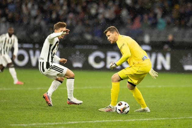 SOCCER JUVENTUS INTER, Inters goal keeper Mattia Perin 1 gets challenged by Juventus attacker during the soccer exhibition match between Juventus and Inter Milan at Optus Stadium in Perth, Saturday, August, 8, 2026. ( NO ARCHIVING PERTH WESTERN AUSTRALIA AUSTRALIA  Copyright: xINGOxBURKHARDTx 20260809117510687036