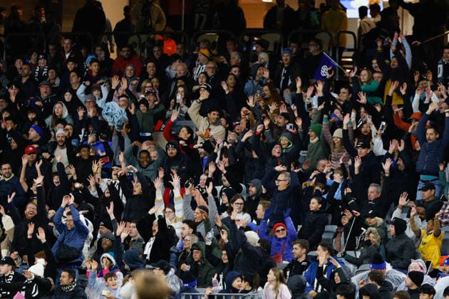 SOCCER JUVENTUS INTER, Fan crowd doing the Mexican wave during the soccer exhibition match between Juventus and Inter Milan at Optus Stadium in Perth, Saturday, August, 8, 2026. ( NO ARCHIVING PERTH WESTERN AUSTRALIA AUSTRALIA  Copyright: xINGOxBURKHARDTx 20260809169719239470
