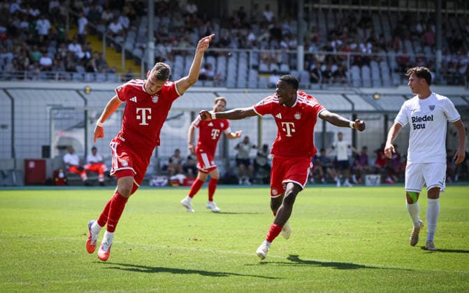 Fussball Regionalliga Bayern 2026 2027 3. Spieltag 08.08.2026 FC Bayern Muenchen II - 1. FC Schweinfurt 1905 JUBEL FC Bayern Muenchen II Torschuetze zum 1-0 David Heindl (li) und Allen Junior Lambe (Mitte) *** Bavarian Regional League Soccer 2026–2027, Matchday 3, August 8, 2026: FC Bayern Munich II 1, FC Schweinfurt 1905. CELEBRATION: FC Bayern Munich II goal scorers for the 1–0 win—David Heindl (left) and Allen Junior Lambe (center)