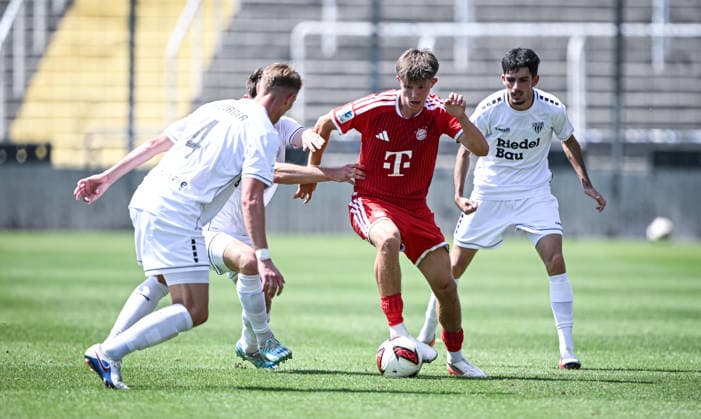 Fussball Regionalliga Bayern 2026 2027 3. Spieltag 08.08.2026 FC Bayern Muenchen II - 1. FC Schweinfurt 1905 Matous Srb (Mitte, FC Bayern Muenchen II) gegen Kevin Frisorger (Nr.4, 1. FC Schweinfurt 1905) und beobachtet von Leonard Krasniqi (re, 1. FC Schweinfurt 1905) *** Bavarian Regional League Soccer 2026–2027, Matchday 3, August 8, 2026: FC Bayern Munich II vs. 1. FC Schweinfurt 1905. Matous Srb (center), FC Bayern Munich II vs. Kevin Frisorger (No. 4), 1 FC Schweinfurt 1905, observed by Leonard Krasniqi (right), 1 FC Schweinfurt 1905
