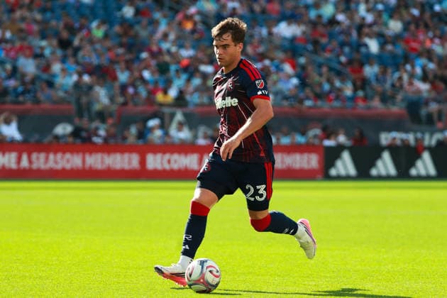 FOXBOROUGH, MA - AUGUST 08: Will Sands 23 of New England Revolution dribbles in the final third during a match between the New England Revolution and Houston Dynamo FC on August 8, 2026 at Gillette Stadium in Foxborough, Massachusetts. (Photo by Summer Lamont Icon Sportswire) SOCCER: AUG 08 MLS, Fussball Herren, USA New England Revolution vs Houston Dynamo FC EDITORIAL USE ONLY Icon260808002