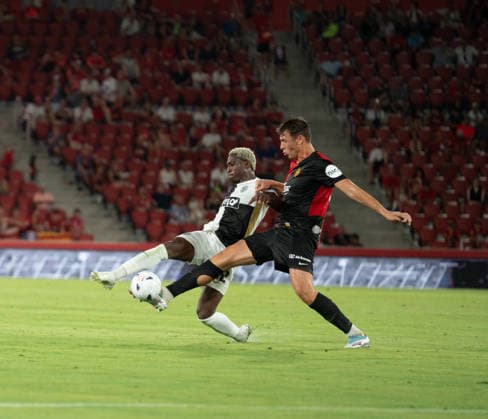 ESP: RCD Mallorca vs Elversberg Pre Season match 2026 2027 David Mokwa of Elversberg is defended by Morey of Mallorca during Pre Season match between RCD Mallorca and Elversberg played at Estadio de Son Moix, on August 08, 2026 Palma de Mallorca, Spain. Palma de Mallorca Spain Football *** ESP RCD Mallorca vs. Elversberg, 2026–2027 Preseason Match: David Mokwa of Elversberg is marked by Morey of Mallorca during the preseason match between RCD Mallorca and Elversberg played at Estadio de Son Moix, on August 8, 2026, in Palma de Mallorca, Spain. Palma de Mallorca, Spain. Soccer Copyright: xNandoxTorresx