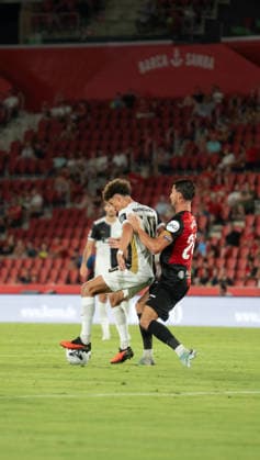 ESP: RCD Mallorca vs Elversberg Pre Season match 2026 2027 Noah Darvich of Elversberg is defended by Martin Valjent during Pre Season match between RCD Mallorca and Elversberg played at Estadio de Son Moix, on August 08, 2026 Palma de Mallorca, Spain. Palma de Mallorca Spain Football *** ESP RCD Mallorca vs. Elversberg, 2026–2027 Preseason Match: Noah Darvich of Elversberg is marked by Martin Valjent during the preseason match between RCD Mallorca and Elversberg played at Estadio de Son Moix, on August 8, 2026, in Palma de Mallorca, Spain. Palma de Mallorca, Spain. Soccer Copyright: xNandoxTorresx