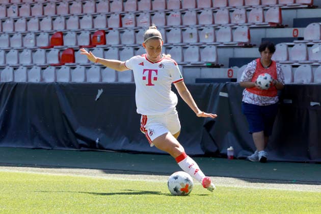Fußballspielerin Saedis Run Heidarsdottir (Abwehr) beim Testspiel zwischen der 1. Frauen-Mannschaft des 1. FC Köln und dem FC Twente Enschede (NED) im Franz-Kremer-Stadion. (Endstand 5:1) Köln, 08.08.2026 NRW Deutschland *** Soccer player Saedis Run Heidarsdottir on defense during the friendly match between the 1. FC Köln women s first team and FC Twente Enschede (NED) at Franz Kremer Stadium. Final score: 5–1 for Köln, August 8, 2026, North Rhine-Westphalia, Germany Copyright: xChristophxHardtx