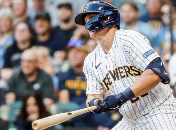 Milwaukee Brewers first baseman Andrew Vaughn hits a single in the fourth inning of the MLB, Baseball Herren, USA game between the Minnesota Twins and the Milwaukee Brewers at American Family Field in Milwaukee, Wisconsin on Saturday, August 8, 2026.  MIL20260808820 TANNENxMAURY