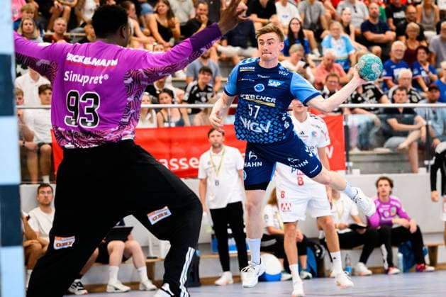 Altensteig: SCup - 26 27 - HC Erlangen - TVB Stuttgart v.li. Torhueter Rubens Pierre (HC Erlangen), Jakob Nigg (Stuttgart) Altensteig Eichwaldhalle Baden-Württemberg Deutschland *** Altensteig SCup 26 27 HC Erlangen TVB Stuttgart (from left): Goalkeeper Rubens Pierre (HC Erlangen), Jakob Nigg (Stuttgart), Altensteig, Eichwaldhalle, Baden-Württemberg, Germany