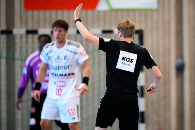 Altensteig: SCup - 26 27 - HC Erlangen - TVB Stuttgart Küs Schiedsricher Altensteig Eichwaldhalle Baden-Württemberg Deutschland *** Altensteig SCup 26 27 HC Erlangen TVB Stuttgart Küs Referee Altensteig Eichwaldhalle Baden-Württemberg Germany