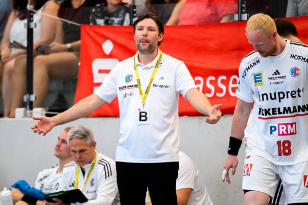 Altensteig: SCup - 26 27 - HC Erlangen - TVB Stuttgart Trainer Johannes Sellin (HC Erlangen) Gestik Geste gestikuliert Altensteig Eichwaldhalle Baden-Württemberg Deutschland *** Altensteig SCup 26 27 HC Erlangen TVB Stuttgart Coach Johannes Sellin HC Erlangen Gesture Gesturing Altensteig Eichwaldhalle Baden-Württemberg Germany