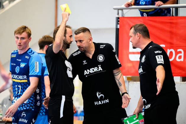 Altensteig: SCup - 26 27 - HC Erlangen - TVB Stuttgart Schiedsrichter Manuel Lier, Co-Trainer Danijel Grgic (Stuttgart), Trainer Misha Kaufmann (Stuttgart) Altensteig Eichwaldhalle Baden-Württemberg Deutschland *** Altensteig SCup 26 27 HC Erlangen TVB Stuttgart Referee Manuel Lier, Assistant Coach Danijel Grgic (Stuttgart), Head Coach Misha Kaufmann (Stuttgart) Altensteig Eichwaldhalle Baden-Württemberg, Germany
