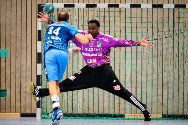 Altensteig: SCup - 26 27 - HC Erlangen - TVB Stuttgart Kai Häfner Haefner (Stuttgart), hc93 Altensteig Eichwaldhalle Baden-Württemberg Deutschland *** Altensteig SCup 26 27 HC Erlangen TVB Stuttgart Kai Häfner Haefner Stuttgart, hc93 Altensteig Eichwaldhalle Baden-Württemberg Germany