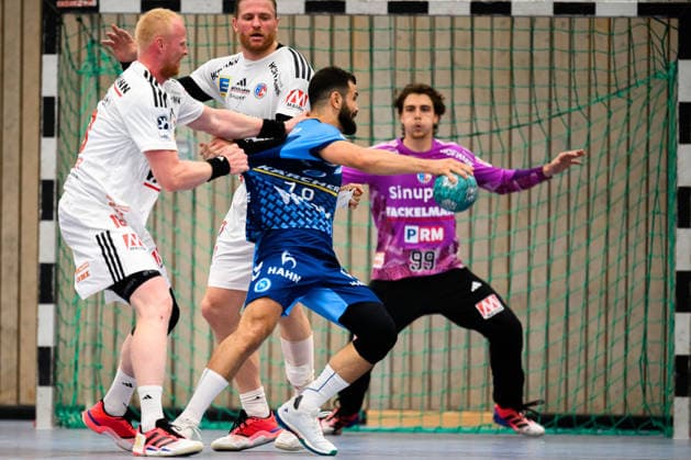 Altensteig: SCup - 26 27 - HC Erlangen - TVB Stuttgart v. li. im Zweikampf Sebastian Firnhaber (HC Erlangen) und Mohamed Darmoul (Stuttgart) Altensteig Eichwaldhalle Baden-Württemberg Deutschland *** Altensteig SCup 26 27 HC Erlangen TVB Stuttgart (from left) in a one-on-one battle: Sebastian Firnhaber (HC Erlangen) and Mohamed Darmoul (Stuttgart) Altensteig Eichwaldhalle Baden-Württemberg Germany