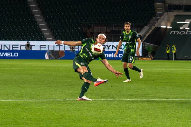 Deutschland: Fussball 2. Bundesliga, 1. Spieltag 2026 2027, VfL Wolfsburg - 1. FC Kaiserslautern am 08.08.2026 in Wolfsburg (Volkswagen-Arena): Fabian Reese (VfL Wolfsburg, 11) Schuss Wolfsburg Volkswagen Arena Deutschland *** German Soccer 2. Bundesliga, Matchday 1, 2026–2027, VfL Wolfsburg vs. 1. FC Kaiserslautern on August 8, 2026, at the Volkswagen Arena in Wolfsburg; Fabian Reese (VfL Wolfsburg), 11 shots; Volkswagen Arena, Wolfsburg, Germany Copyright: xSvenxHeidmannx