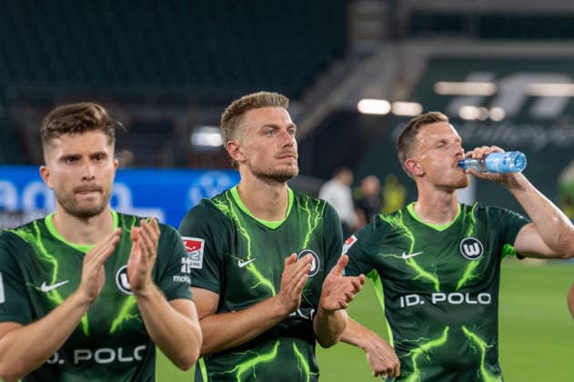 Deutschland: Fussball 2. Bundesliga, 1. Spieltag 2026 2027, VfL Wolfsburg - 1. FC Kaiserslautern am 08.08.2026 in Wolfsburg (Volkswagen-Arena): Elvis Rexhbecaj (VfL Wolfsburg, 37) Hauke Wahl (VfL Wolfsburg, 6) Yannick Gerhardt (VfL Wolfsburg, 31) nach dem Spiel. Wolfsburg Volkswagen Arena Deutschland *** German Soccer 2. Bundesliga, Matchday 1, 2026–2027, VfL Wolfsburg vs. FC Kaiserslautern on August 8, 2026, at the Volkswagen Arena in Wolfsburg: Elvis Rexhbecaj (VfL Wolfsburg, 37), Hauke Wahl (VfL Wolfsburg, 6), Yannick Gerhardt (VfL Wolfsburg, 31) after the match at the Volkswagen Arena in Wolfsburg, Germany Copyright: xSvenxHeidmannx