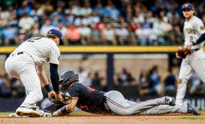 Minnesota Twins first baseman Royce Lewis steals second base on Milwaukee Brewers shortstop Cooper Pratt in the fifth inning of the MLB, Baseball Herren, USA game between the Minnesota Twins and the Milwaukee Brewers at American Family Field in Milwaukee, Wisconsin on Saturday, August 8, 2026.  MIL20260808826 TANNENxMAURY