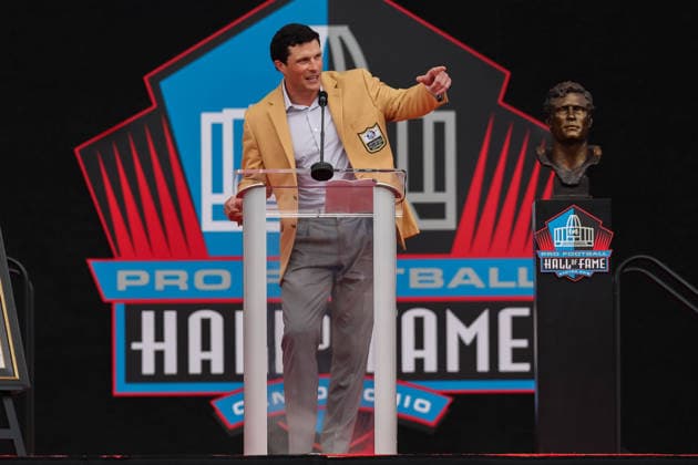 August 8, 2026, Canton, Ohio, USA: Pro Football Hall of Fame Enshrinee LUKE KUECHLY speaks at the 2026 Pro Football Hall of Fame Enshrinement ceremony at Tom Benson Hall of Fame Stadium in Canton, Ohio. NFL, American Football Herren, USA 2026: Pro Football Hall Of Fame Enshrinement  - ZUMAs335 20260808_znp_s335_033 Copyright: xMatthewxSmithx