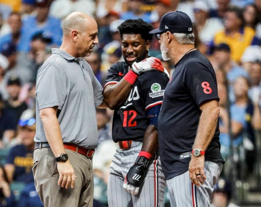 Minnesota Twins shortstop Kaelen Culpepper (C) is checked by a trainer (L) and Milwaukee Brewers manager Pat Murphy (R) after getting hit in the shoulder by a pitch thrown by Milwaukee Brewers closing Chad Patrick in the sixth inning of the MLB, Baseball Herren, USA game between the Minnesota Twins and the Milwaukee Brewers at American Family Field in Milwaukee, Wisconsin on Saturday, August 8, 2026.  MIL20260808829 TANNENxMAURY
